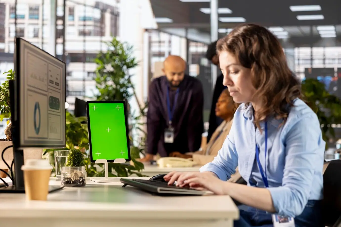 Beraterin führt Finanzplanung und Zielsetzung mit einem Mockup durch.