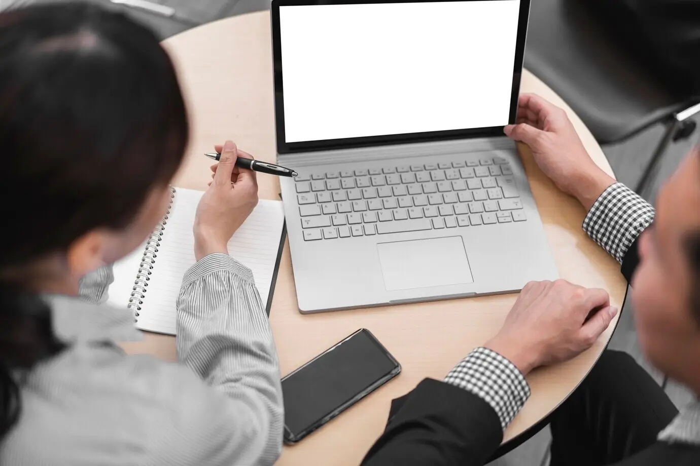 Aufnahme aus der Vogelperspektive eines Geschäftsmanns und einer Geschäftsfrau mit Platz für Text.