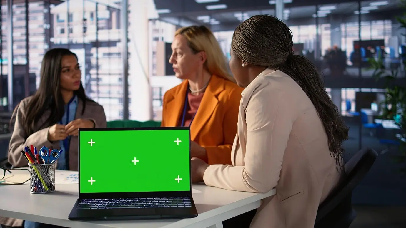 Eine Gruppe von Kolleg:innen teilt Ideen, um in einer männerdominierten Branche Großes zu erreichen.