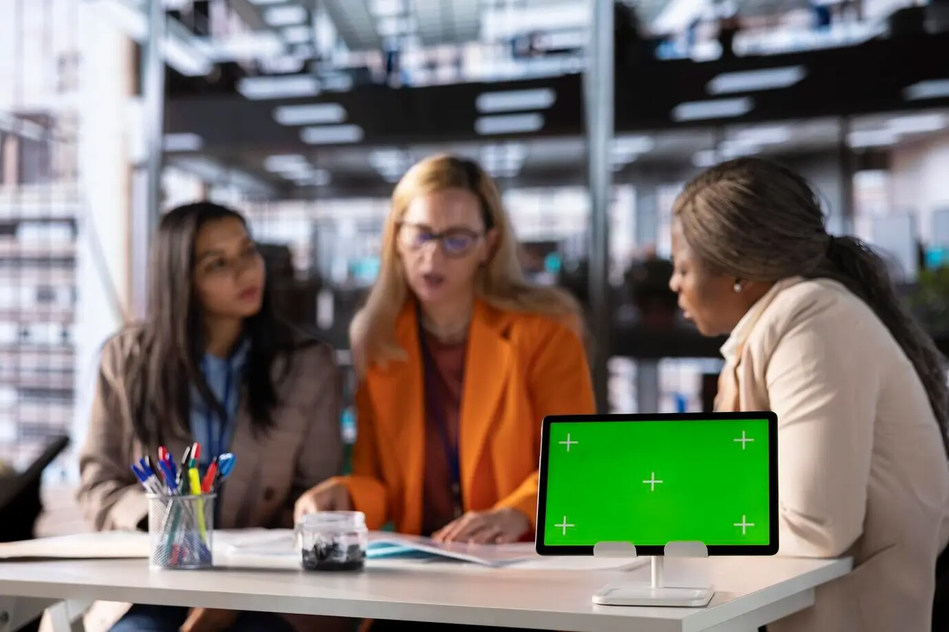 Gruppe von Unternehmerinnen im Geschäftsbereich, die ein Copyspace-Mockup verwenden.