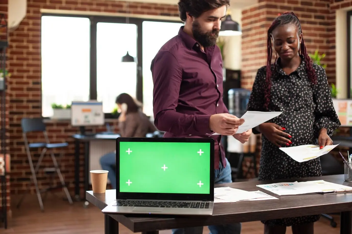 Ein Laptop auf einem Tisch zeigt einen grünen Bildschirm.